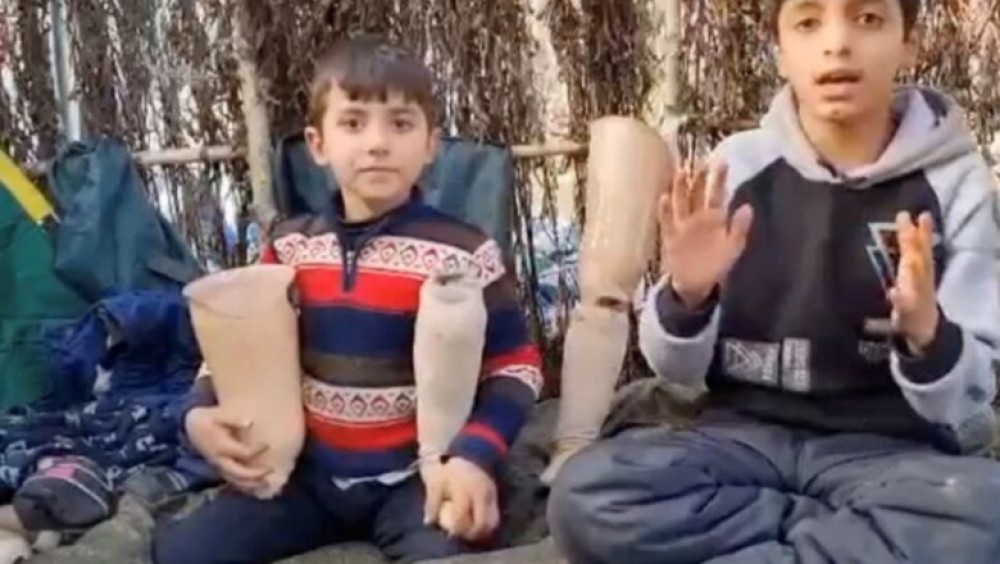 Un copil de 9 ani cu picioarele amputate se află printre migranții care așteaptă în frig la granița UE